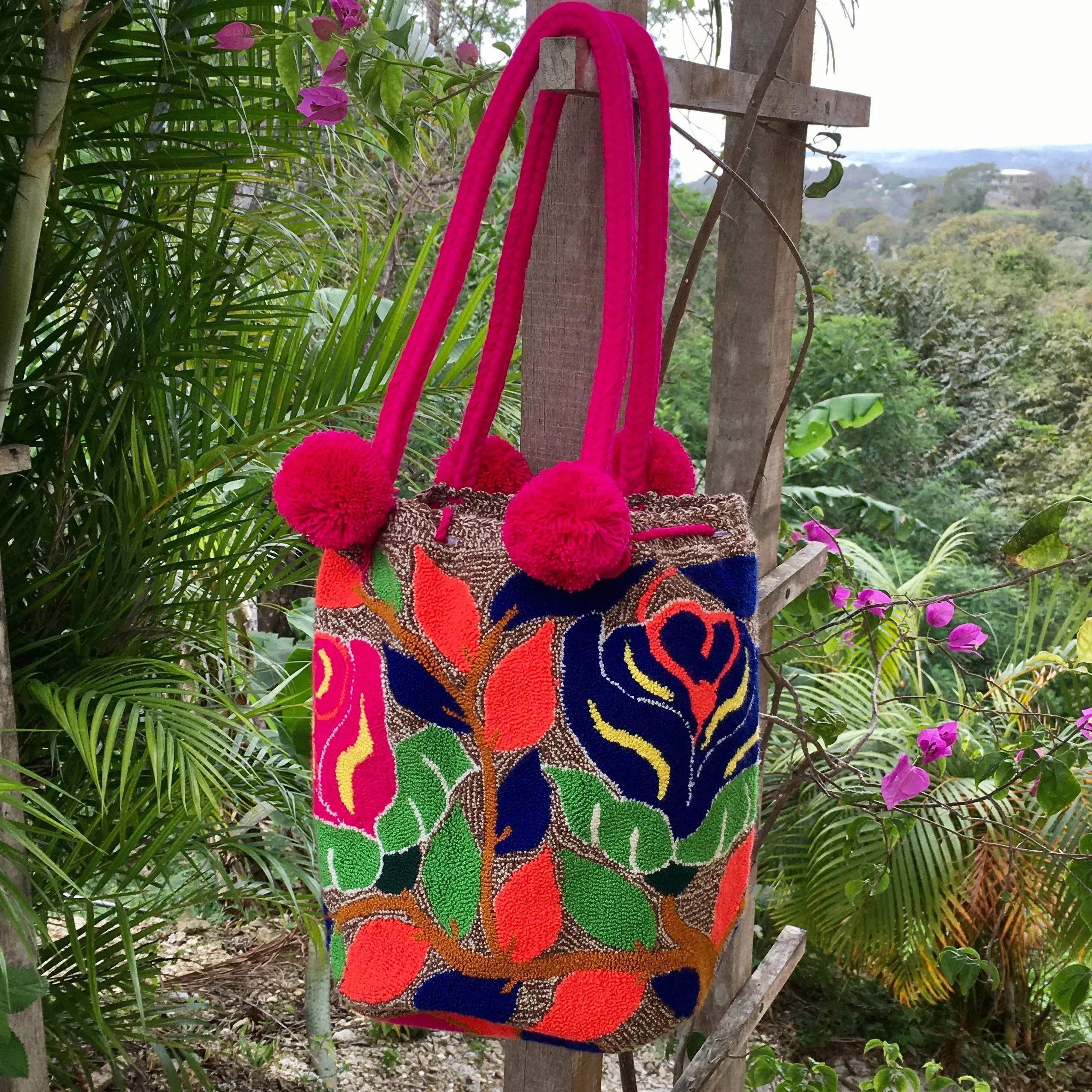 Deluxe Rose Garden Pom Pom Mochila