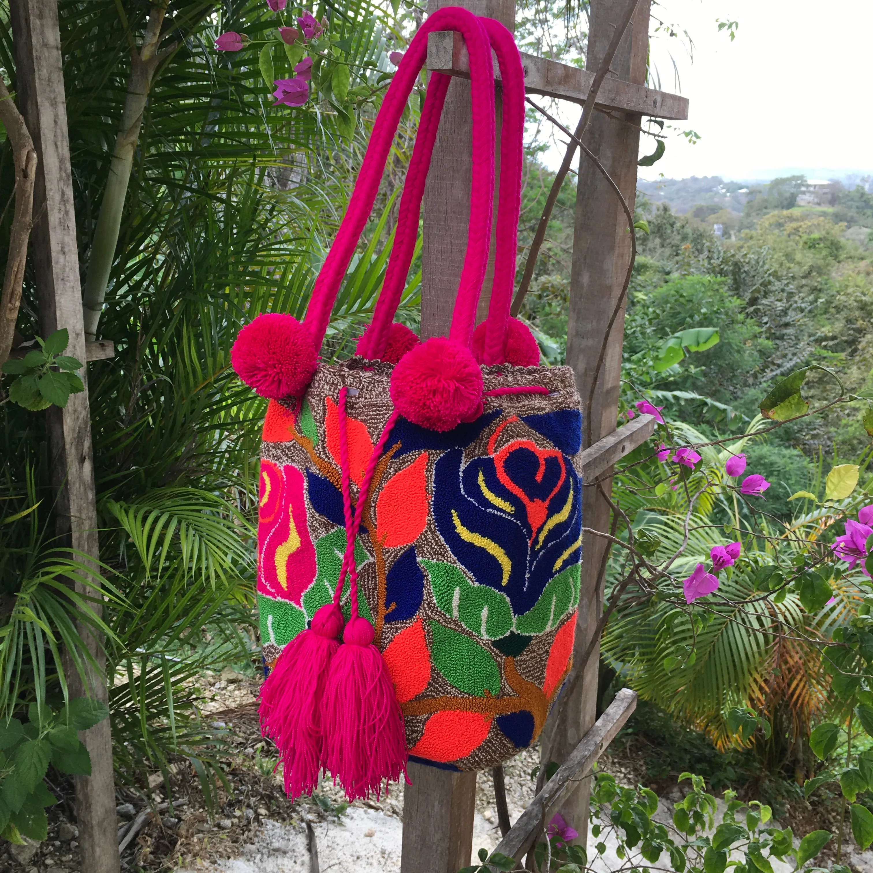 Deluxe Rose Garden Pom Pom Mochila