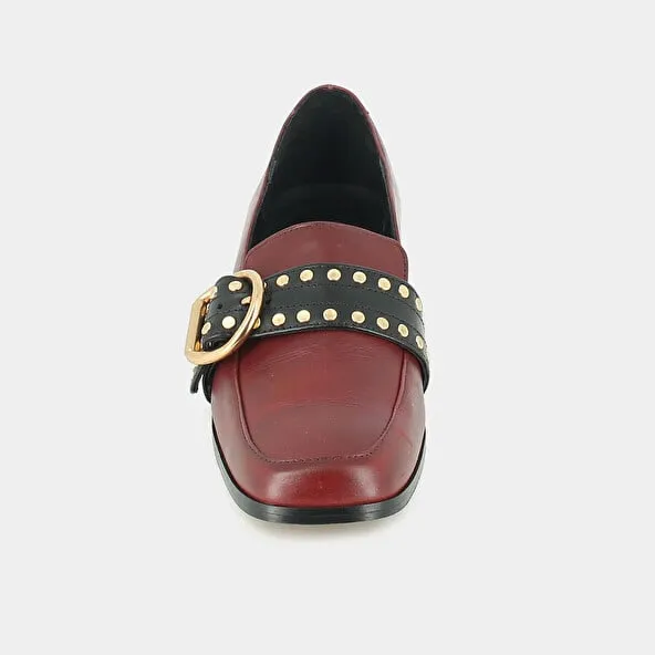 Low-heeled red leather moccasins