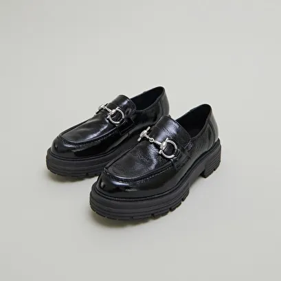 Moccasins with bits and notched soles in black pleated patent