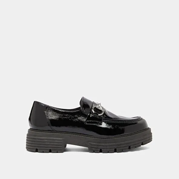 Moccasins with bits and notched soles in black pleated patent