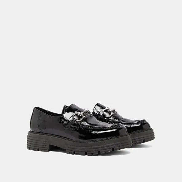 Moccasins with bits and notched soles in black pleated patent