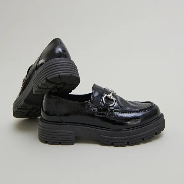 Moccasins with bits and notched soles in black pleated patent