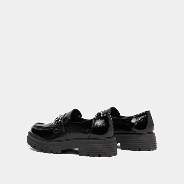 Moccasins with bits and notched soles in black pleated patent