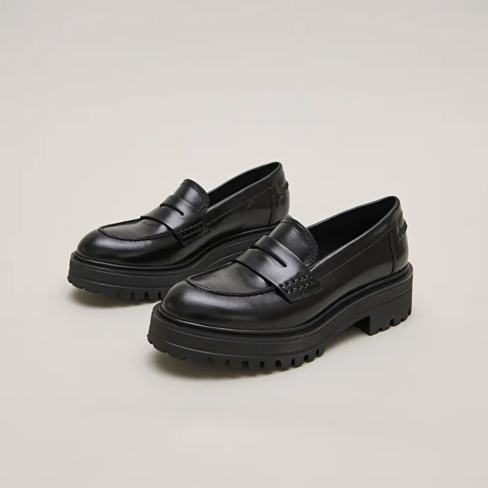 Moccasins with notched soles in black leather