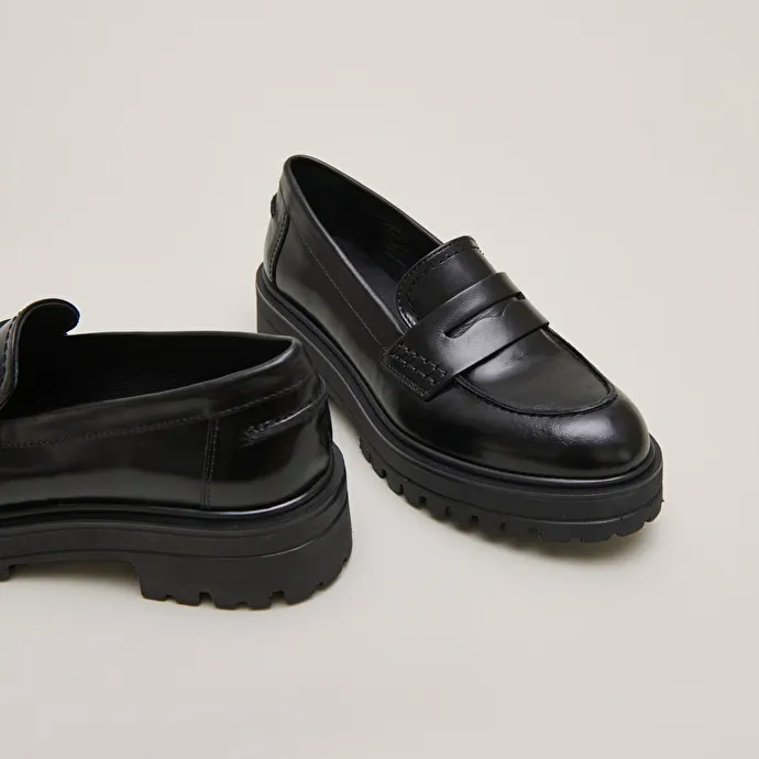 Moccasins with notched soles in black leather