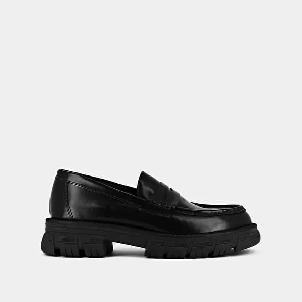 Moccasins with notched soles in glazed black leather