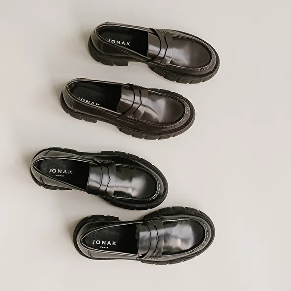 Moccasins with notched soles in glazed black leather