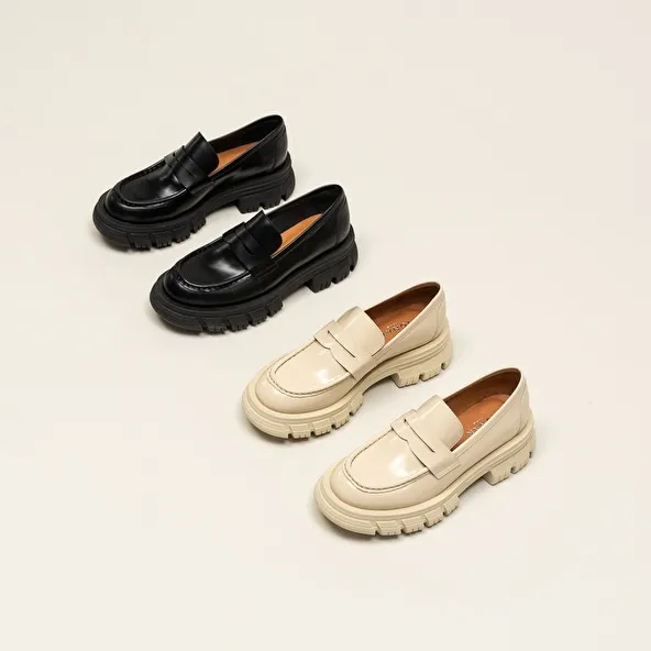 Moccasins with notched soles in glazed ecru leather